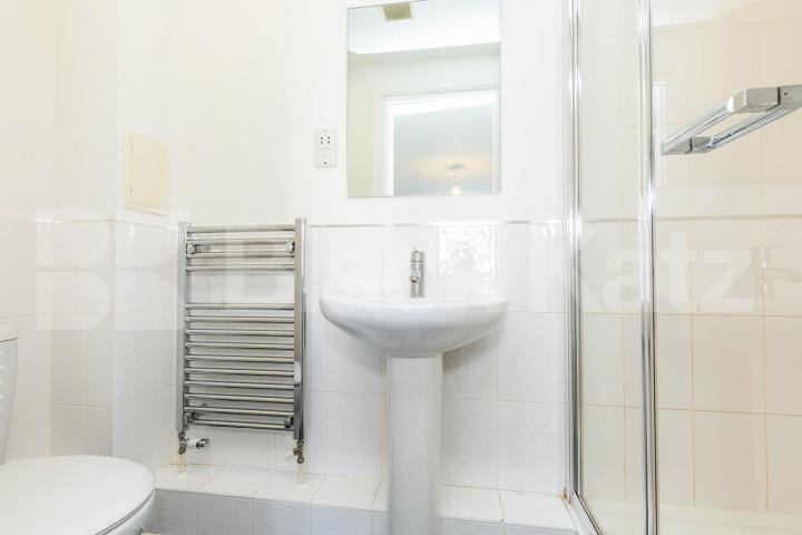 spacious 2 bedroom apartment located in a new build close to Palmers Green Green Lanes, Palmers Green